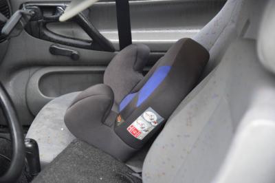 Pkw stuerzt von der Adenauerbruecke auf Firmengelaende - Frau und Kind verletzt